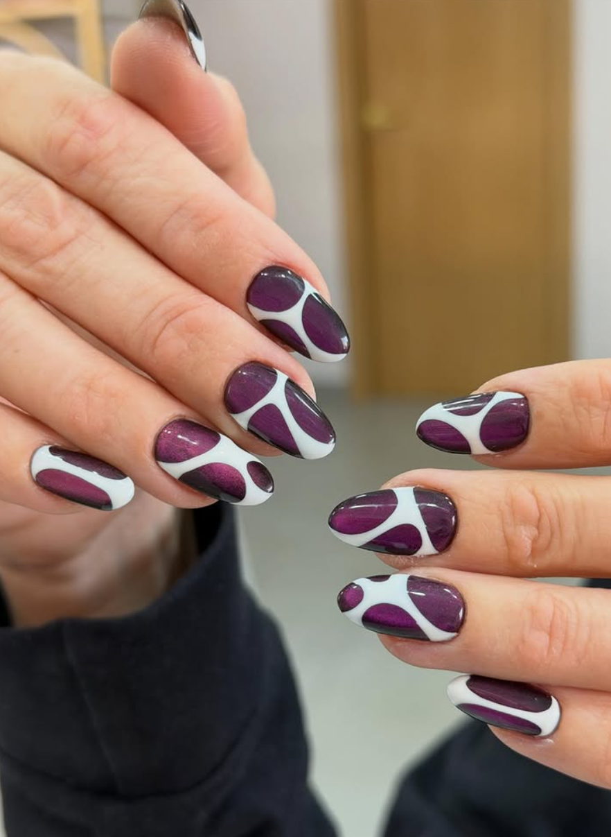 Uñas moradas con efecto mármol