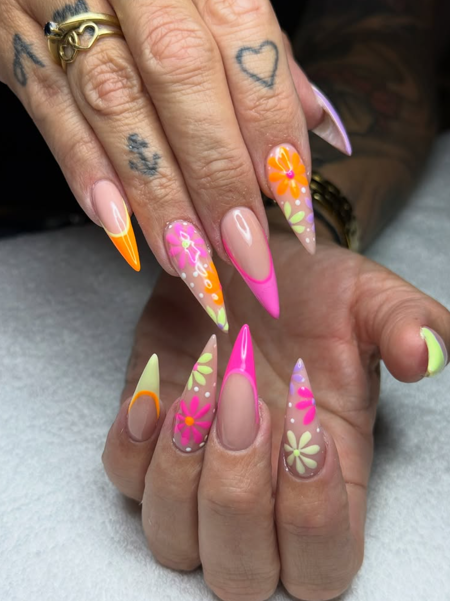 Nail art de colores neón con flores